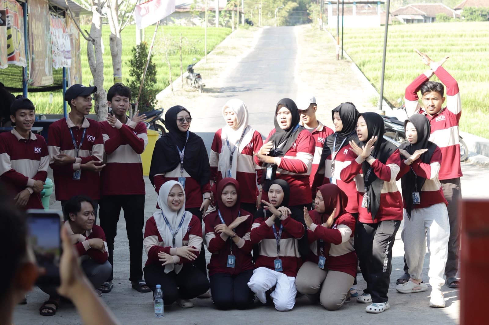 Kerja Bakti KKN ITM Nganjuk Bersama Pernagkat & Warga Desa Kweden di Area WIsata Lumban